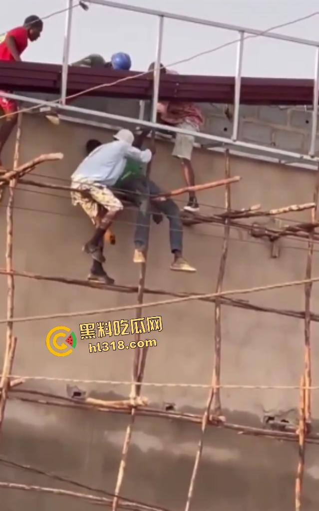 伊拉克楼顶救人变惨剧！几人逞英雄妄图逆天救命，却遭高压电线电击，直接当场坠落，被救的人还在半空！-3