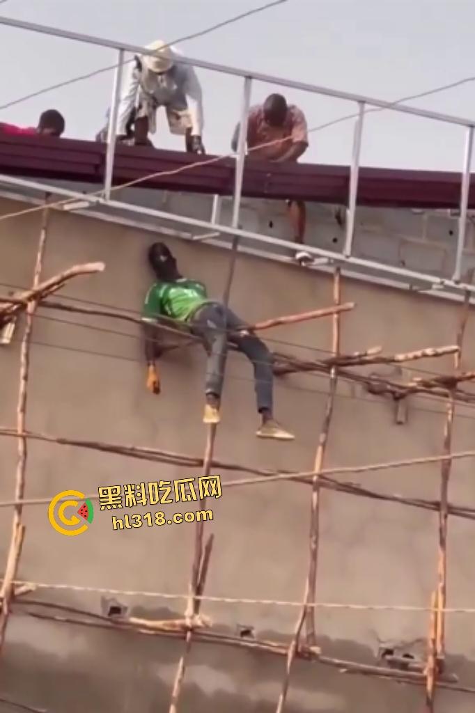 伊拉克楼顶救人变惨剧！几人逞英雄妄图逆天救命，却遭高压电线电击，直接当场坠落，被救的人还在半空！-8