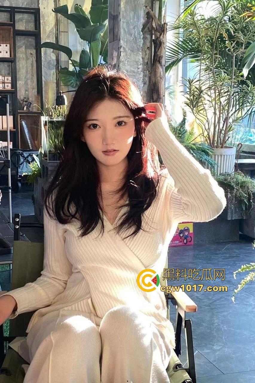 天津美院萝莉【祝艳玲】三洞全开！小网红兼职外围被前男友实锤，边口交边自慰，白屁股被操成苹果臀！-5