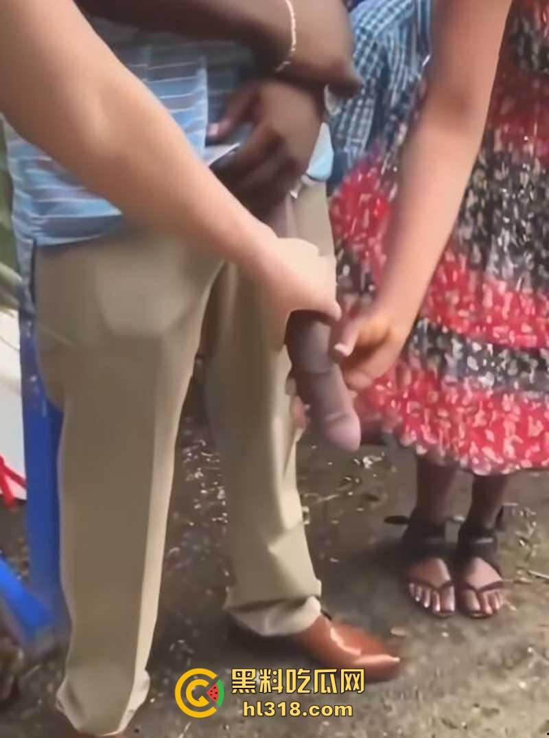 WTF？不是哥们不仔细看我真以为他的第三条腿呢！黑人天赋这么猛，感觉有50厘米啊，媚黑婊的最爱啊！-5