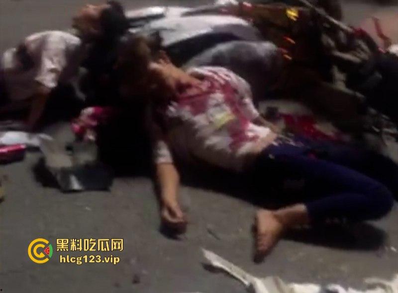 精神小伙带妹子“飙车炸街”耍帅  作死翘头致车祸 血腥现场视频流出！-6