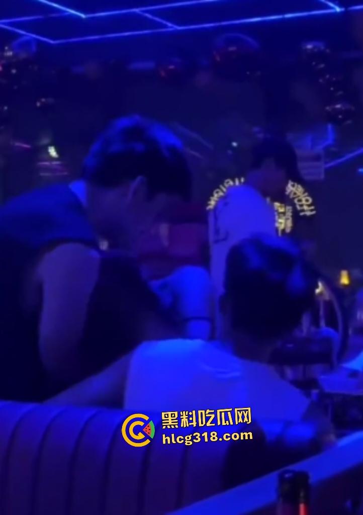 女友独自去酒吧喝醉坐别的男人腿上！裤子脱了插进去猛骑！一旁男的还趁机摸奶！-3