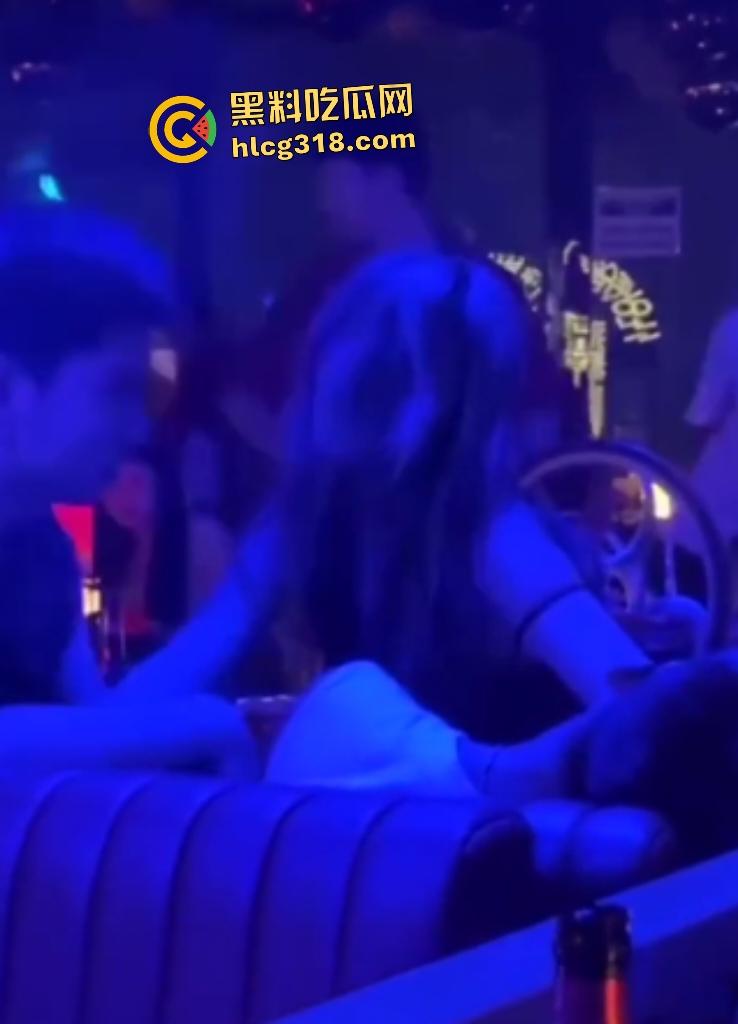 女友独自去酒吧喝醉坐别的男人腿上！裤子脱了插进去猛骑！一旁男的还趁机摸奶！-5