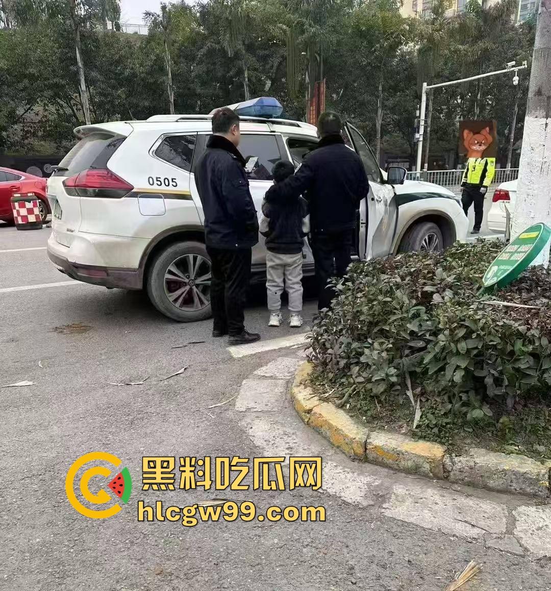 四川内江新年第一炮，熊孩子鞭炮炸翻井盖，轰飞数辆豪车， 580万天价损失，爹妈开年直接破产！-3