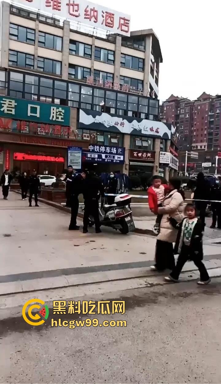 四川内江新年第一炮，熊孩子鞭炮炸翻井盖，轰飞数辆豪车， 580万天价损失，爹妈开年直接破产！-8