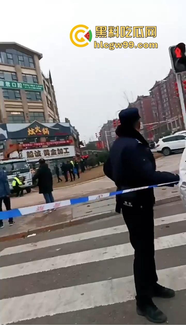 四川内江新年第一炮，熊孩子鞭炮炸翻井盖，轰飞数辆豪车， 580万天价损失，爹妈开年直接破产！-10