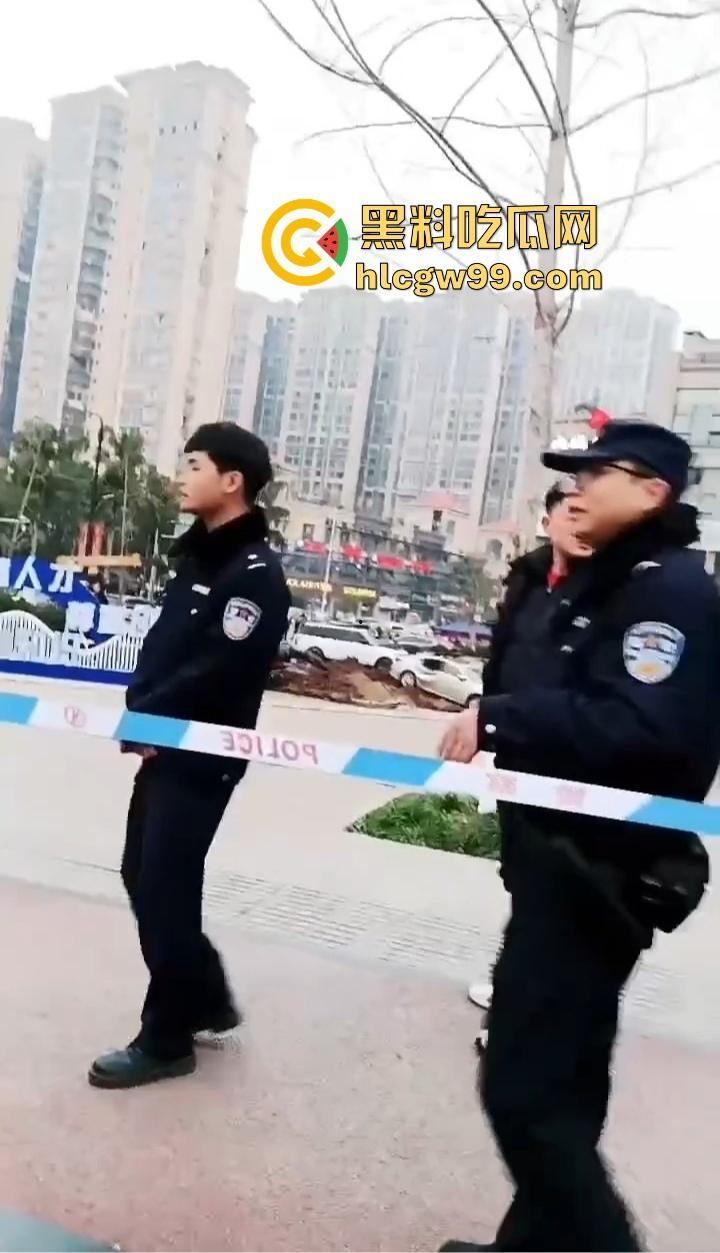 四川内江新年第一炮，熊孩子鞭炮炸翻井盖，轰飞数辆豪车， 580万天价损失，爹妈开年直接破产！-12