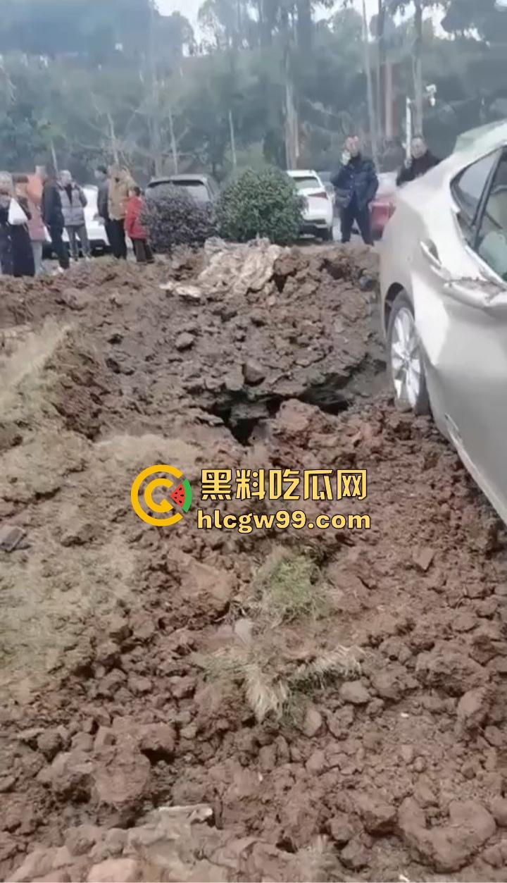 四川内江新年第一炮，熊孩子鞭炮炸翻井盖，轰飞数辆豪车， 580万天价损失，爹妈开年直接破产！-15