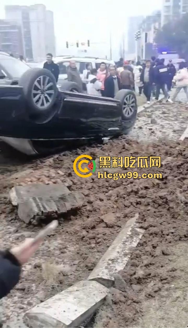 四川内江新年第一炮，熊孩子鞭炮炸翻井盖，轰飞数辆豪车， 580万天价损失，爹妈开年直接破产！-16