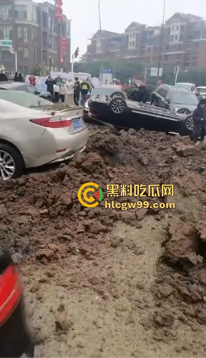 四川内江新年第一炮，熊孩子鞭炮炸翻井盖，轰飞数辆豪车， 580万天价损失，爹妈开年直接破产！-18