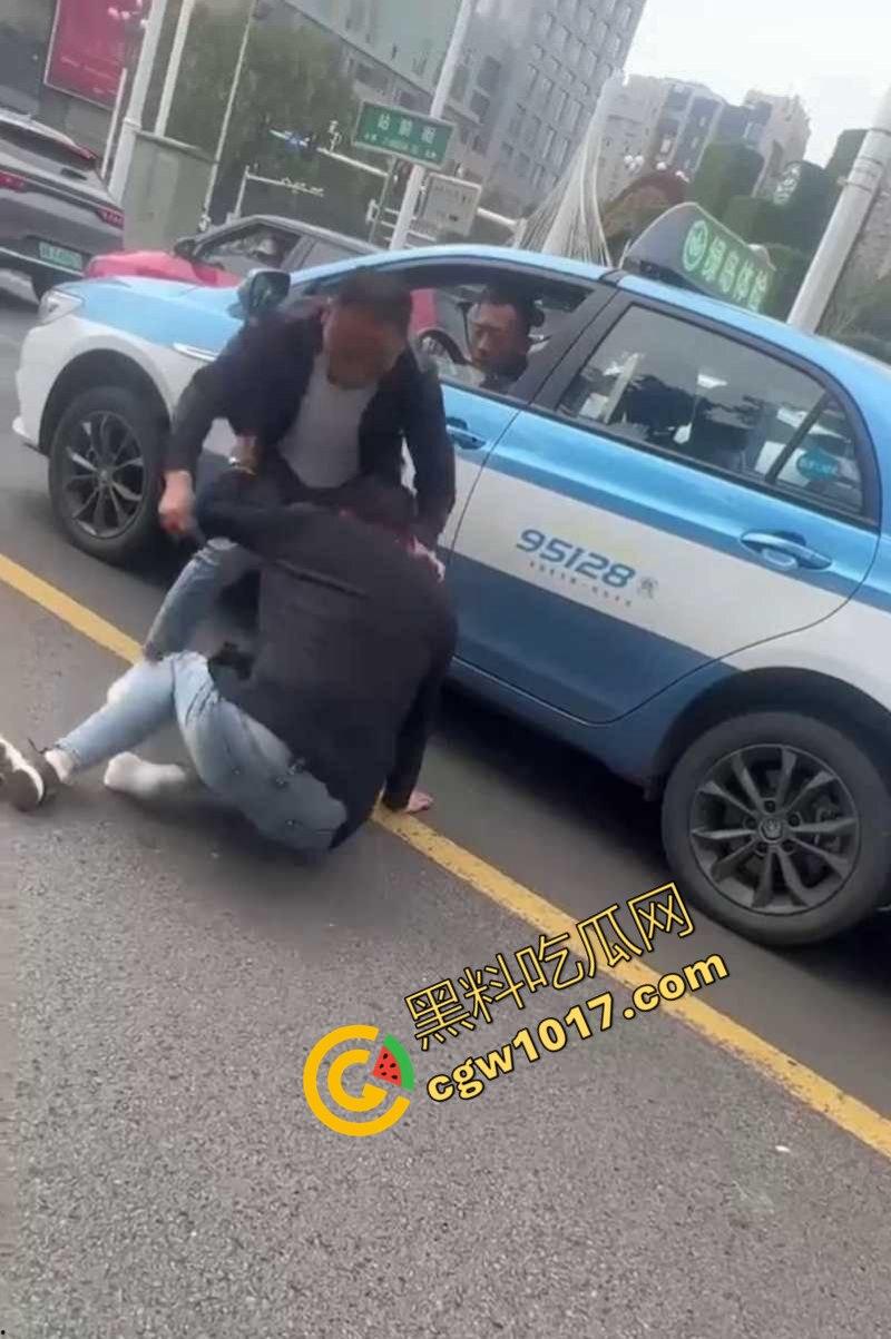 路怒症吵架秒变杀人现场!拔刀猛捅对面司机腹部,鲜血狂喷只能捂着肚子赶紧逃命!-1