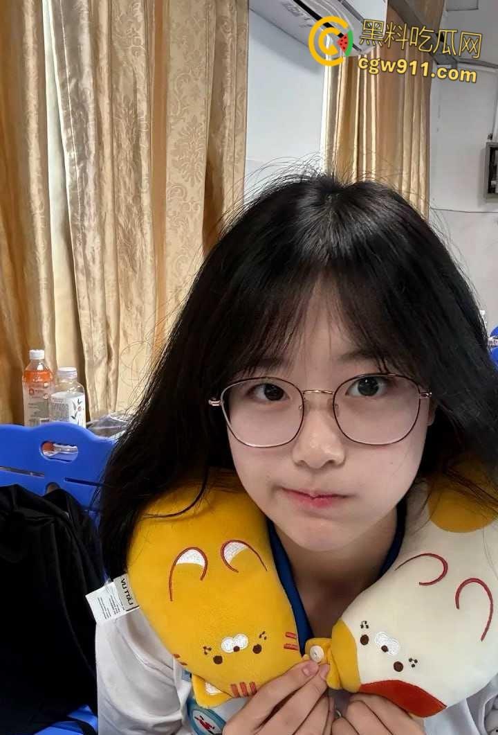 四川武侯学生妹【陆奕好】，清纯高中生与男友教室做爱，跪地口交后入被偷拍，淫荡情书自曝被无套内射！-4