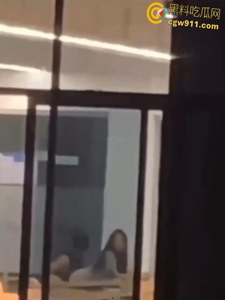 四川武侯学生妹【陆奕好】，清纯高中生与男友教室做爱，跪地口交后入被偷拍，淫荡情书自曝被无套内射！-8