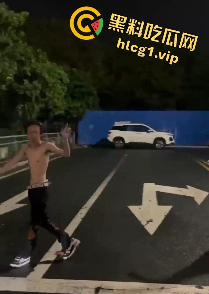 街头乱斗猴王争霸，两只精神瘦猴子大打出手，围观群众目瞪口呆！-2