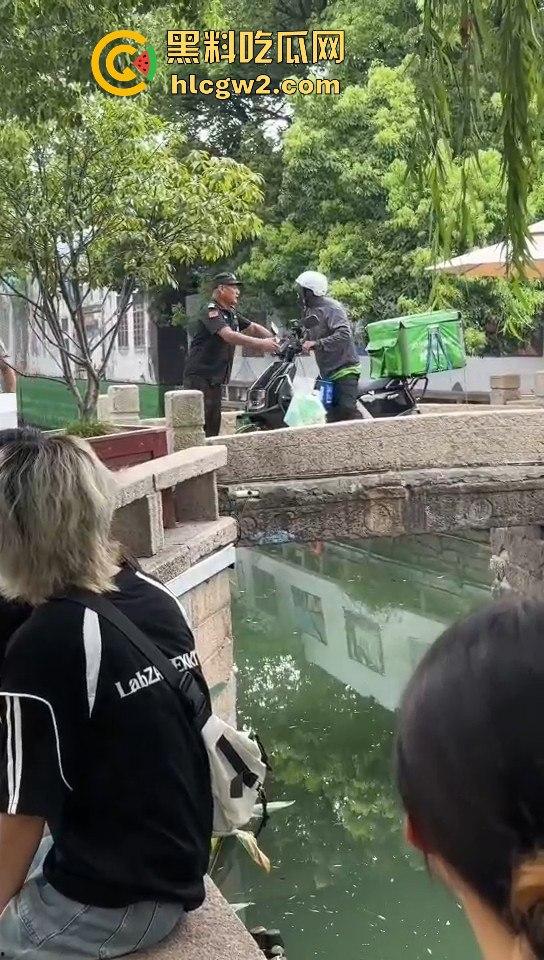 苏州外卖小哥与保安发生冲突 君子动口不动手，全程开喷 吃瓜群众越看越来劲，围观人越多矛盾越升级！-2