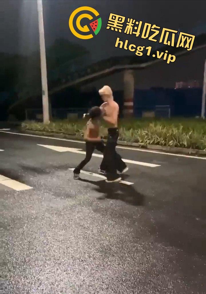 街头乱斗猴王争霸，两只精神瘦猴子大打出手，围观群众目瞪口呆！-9