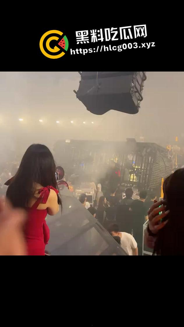 沈阳First酒吧高空灯架掉落 8死15伤 现场视频流出 酒吧真狠啊-3