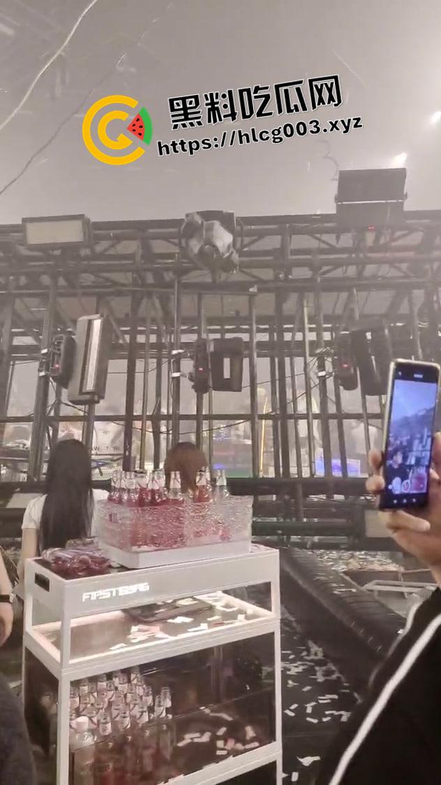 沈阳First酒吧高空灯架掉落 8死15伤 现场视频流出 酒吧真狠啊-5