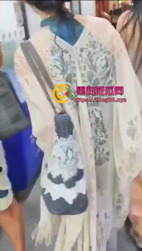 泰国街头搭讪之狼,见女就尾随跟问2000能否操一炮,不行装小鬼子喊摩西摩西花姑娘打炮的要不!-5