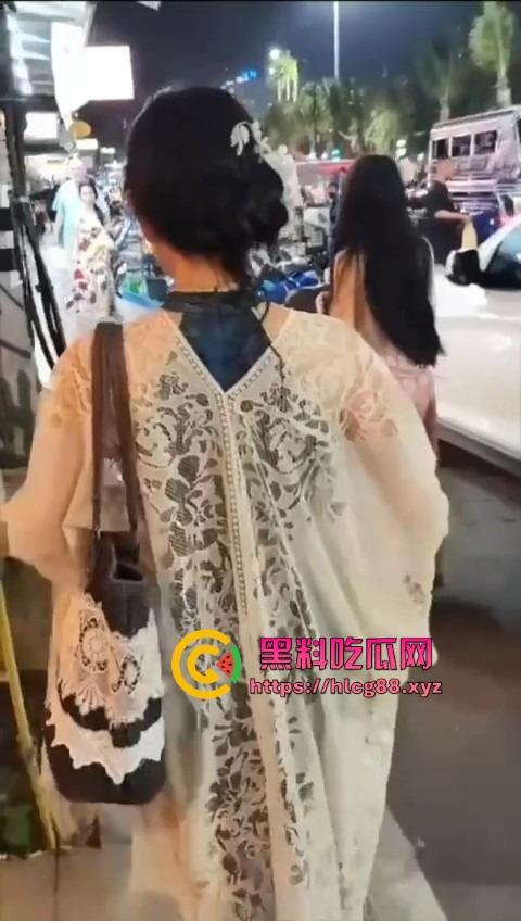 泰国街头搭讪之狼,见女就尾随跟问2000能否操一炮,不行装小鬼子喊摩西摩西花姑娘打炮的要不!-6