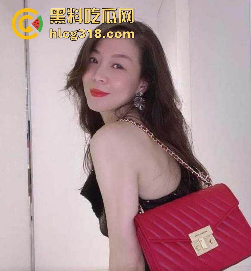 开小号撩单亲同学妈妈，把阿姨拿捏死死的，渔网透视情趣照框框私发 ，看来这骚货憋了很久！-4