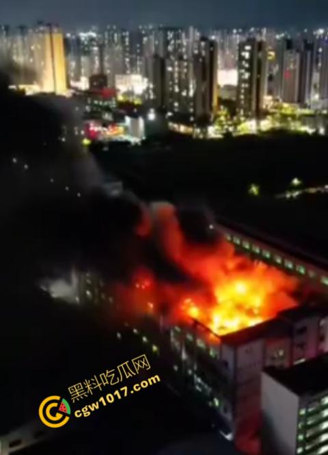 惠州博罗县服装厂夜晚突发惊天大火！火光冲天，浓烟滚滚，勇士们殊死搏斗灭火，祈祷平安归来！-4