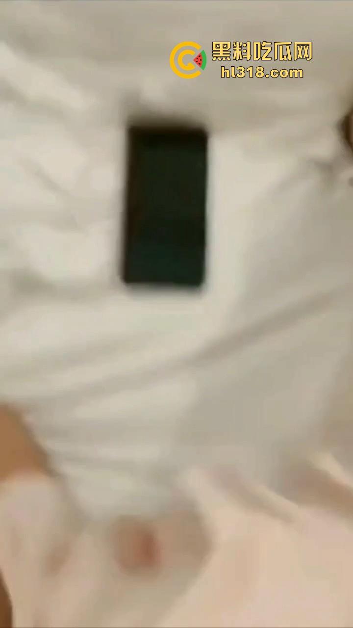 情侣做爱为寻刺激给女闺蜜打电话，无法控制的呻吟声，边跟其聊天边插，还问要不要来3P，极其淫荡！-5