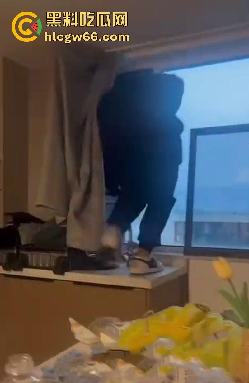 傻逼朋友又少了一个 小伙子马尿喝多了 即兴表演跳楼 丝毫不犹豫一跃而下！-7