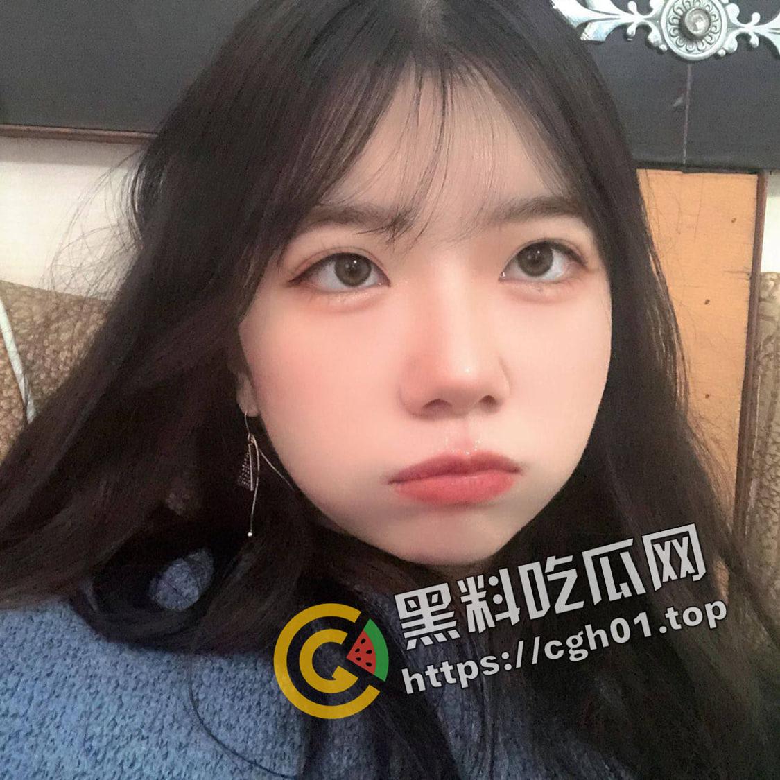 学弟帮学姐修电脑 发现学姐风骚自慰自拍 拷贝流出 还是学姐玩的花啊-2