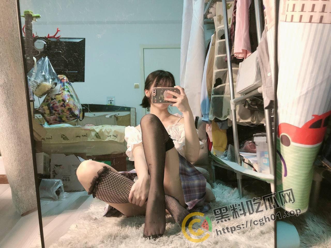 学弟帮学姐修电脑 发现学姐风骚自慰自拍 拷贝流出 还是学姐玩的花啊-8