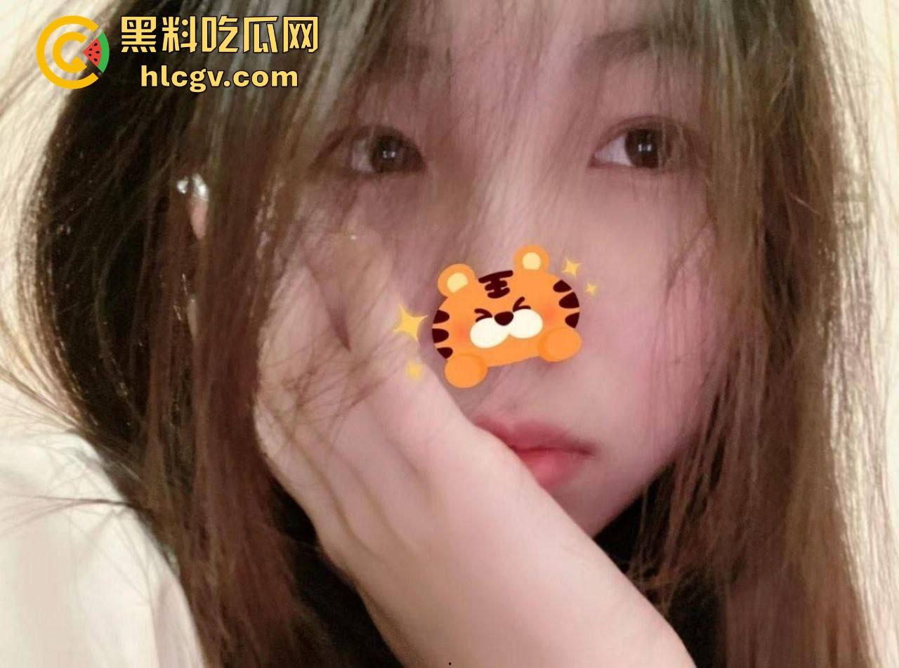 武汉会计学院学妹李婉儿羞涩外表下的反差翻车!自拍掰开粉嫩骚逼,淫水四溢视频外流!-2