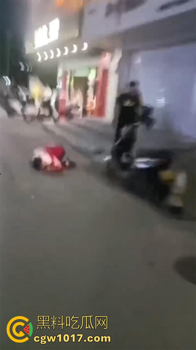 玩别人老婆的代价,男子发现老婆出轨,直接拿出杀猪刀,当街手刃情夫,渣男直接被砍死,老婆也浑身是伤!-3