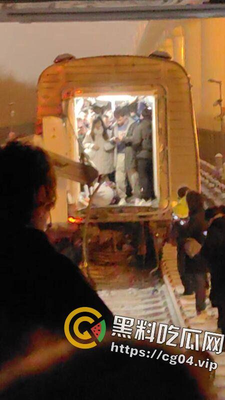 新瓜速递！北京昌平地铁车辆脱节事故 三十多人受伤 车厢内部 救援情况一览-3