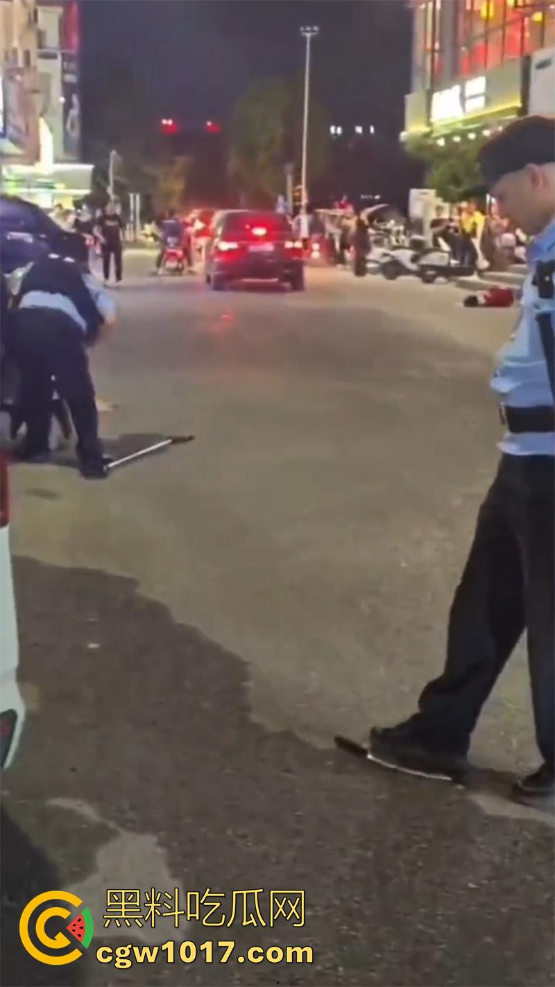 玩别人老婆的代价,男子发现老婆出轨,直接拿出杀猪刀,当街手刃情夫,渣男直接被砍死,老婆也浑身是伤!-6