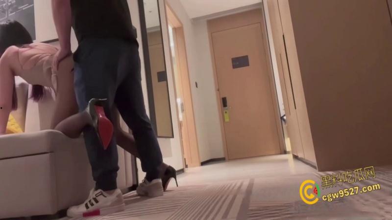 推特清纯女大【洛洛幻想屋】，性感黑丝高跟鞋，勾引外卖小哥，扯开黑丝乞求大屌，疯狂抽插空虚骚逼！-7