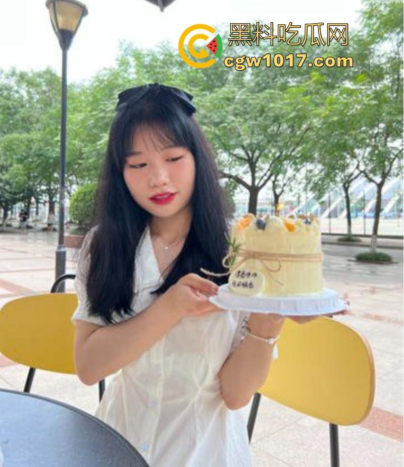 广州大学可爱学妹【李怡君】反差眼镜妹身穿诱惑女仆装,电动玩具猛桶紧致蜜穴,后入爆操颜射满面 !-5