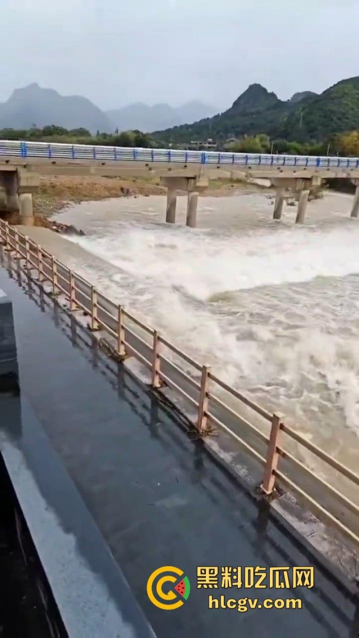 “牛哥这里不让洗澡啊”浙江温州山门台风吹跑5头大黑牛 遭急流卷走又奇迹生还-3