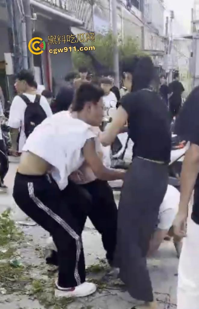 揭阳鬼火少年路边互殴，少妇大妈直接乱入拉架，平头小伙头破血流还反骂少妇影响发挥！-8