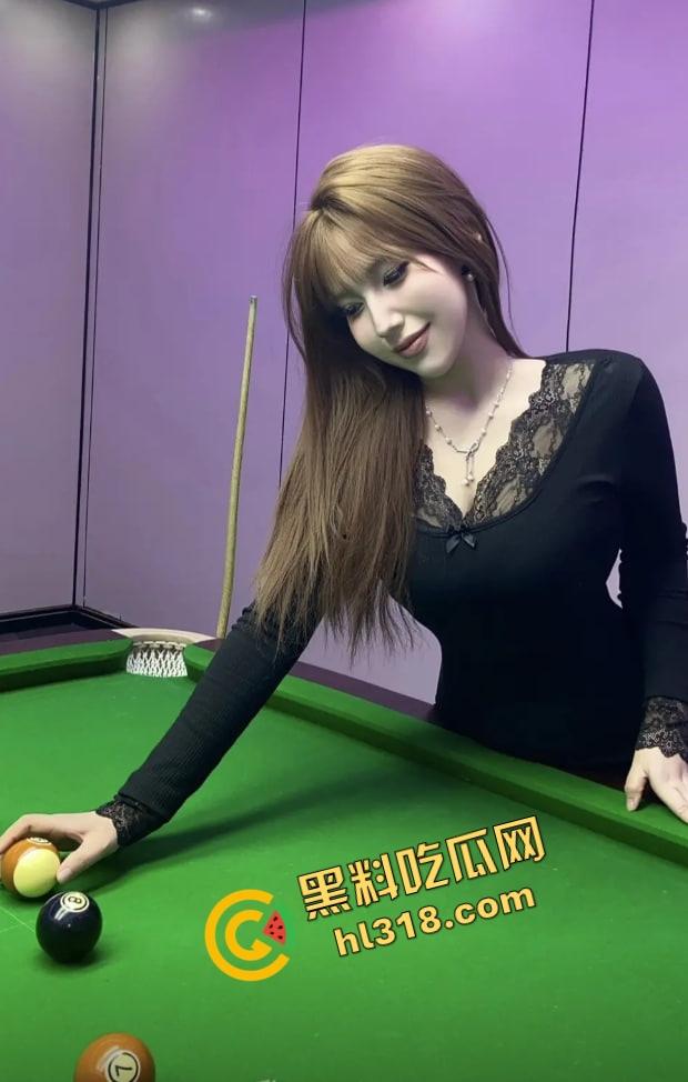 抖音热瓜江苏宿迁台球厅500元嫖到美女助教，包厢沙发扛着腿就是猛突，油腻大叔干到鸡巴发软！-3