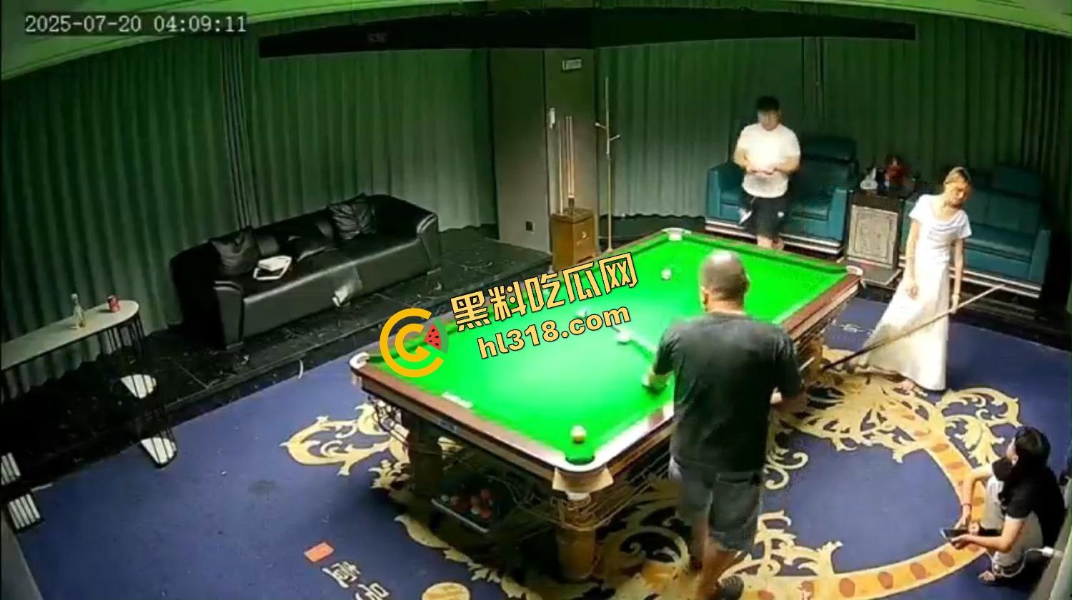 抖音热瓜江苏宿迁台球厅500元嫖到美女助教，包厢沙发扛着腿就是猛突，油腻大叔干到鸡巴发软！-7