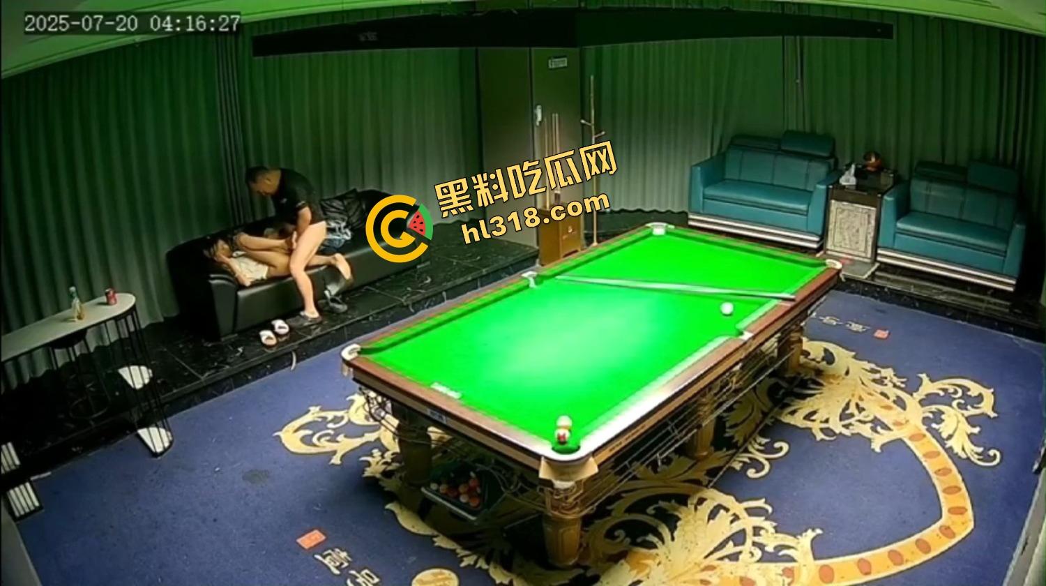抖音热瓜江苏宿迁台球厅500元嫖到美女助教，包厢沙发扛着腿就是猛突，油腻大叔干到鸡巴发软！-9