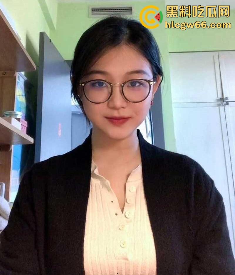 四川微胖巨乳【吴馨欣】身材完美床技高超小母狗 被绿帽男友和好兄弟前后夹击 双洞齐开-1