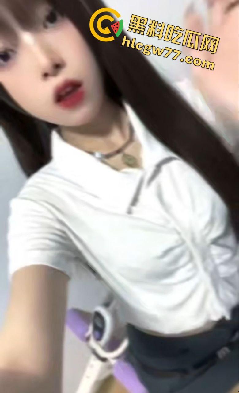 精神小妹露脸自慰翻车！土豪定制私密照，哥哥偷装软件同步看片，兄妹乱伦剧情要上演？-3