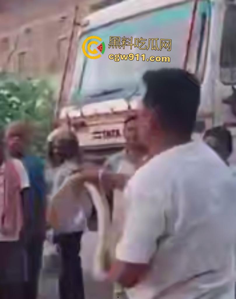 印度蛇王装逼被反杀，毒眼镜蛇一口咬死抓蛇神人，没想到血清忘带了，直接当场丧命，下辈子别再装逼了！-7