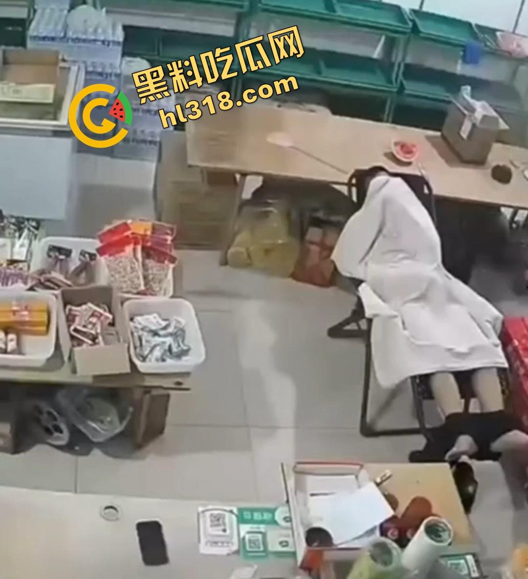 大白天门店打飞机被顾客撞见，店主骚到开着门撸管，顾客进门直接吓懵，这饥渴劲头是真服了！-1