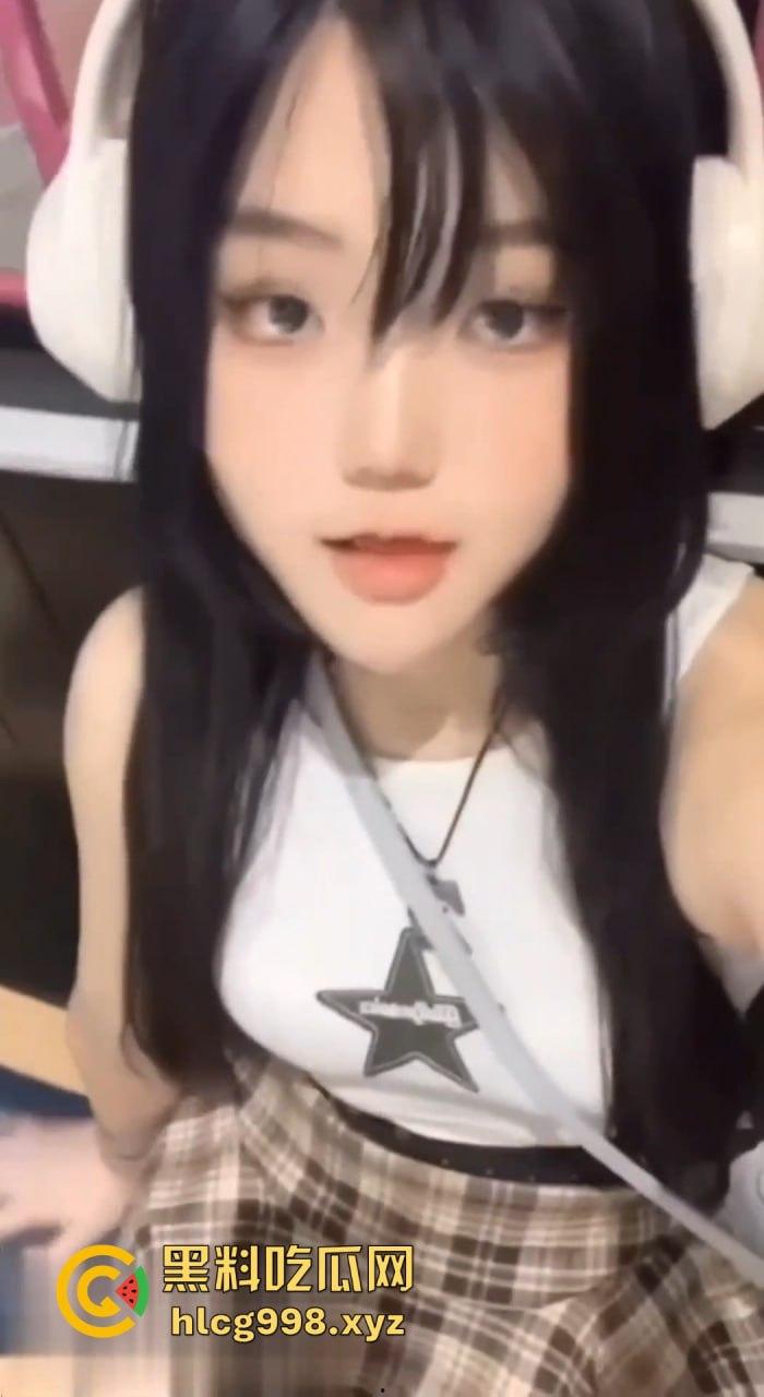 贵阳职业学院【粟媛】卖逼求票上位会长，性瘾大开四处约炮解火！骚逼一天不草就痒得难受！-1