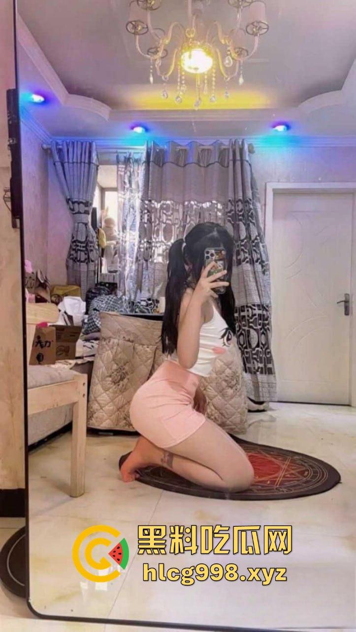 贵阳职业学院【粟媛】卖逼求票上位会长，性瘾大开四处约炮解火！骚逼一天不草就痒得难受！-2