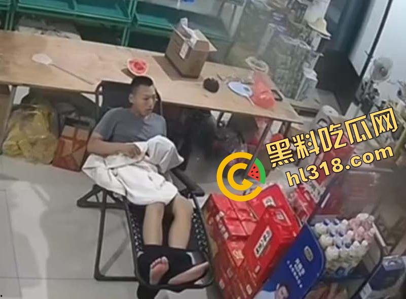 大白天门店打飞机被顾客撞见，店主骚到开着门撸管，顾客进门直接吓懵，这饥渴劲头是真服了！-11