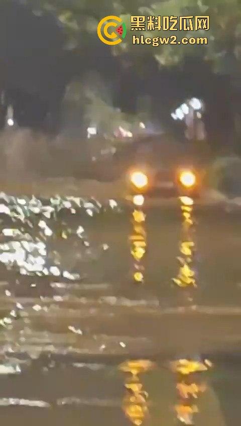 西安朱雀大街海水倒灌？小寨路口凌晨惊现黑色经典，西安的趵突泉上线了！-6