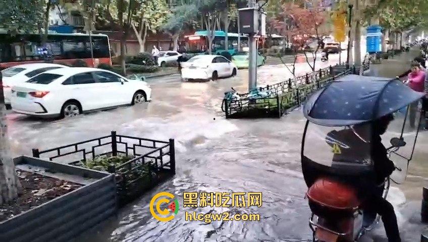 西安朱雀大街海水倒灌？小寨路口凌晨惊现黑色经典，西安的趵突泉上线了！-8